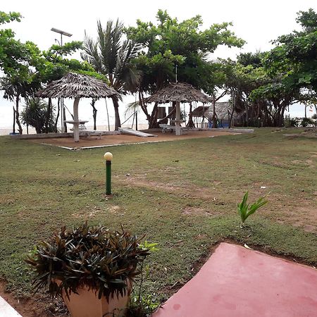 Sea View Beach Hotel Nilaveli Buitenkant foto
